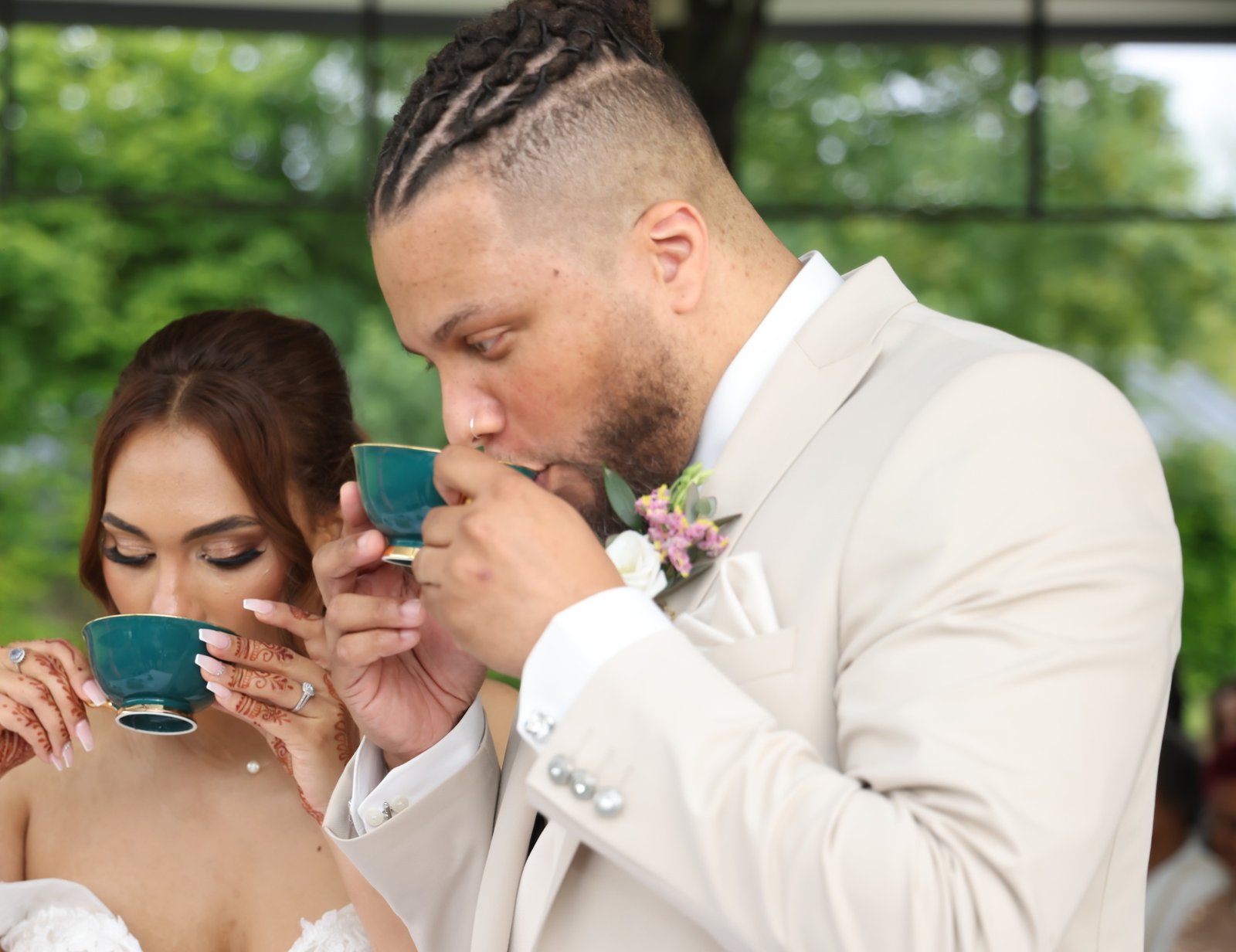 Alexandra et Nicolas partagent le thé pendant leur cérémonie