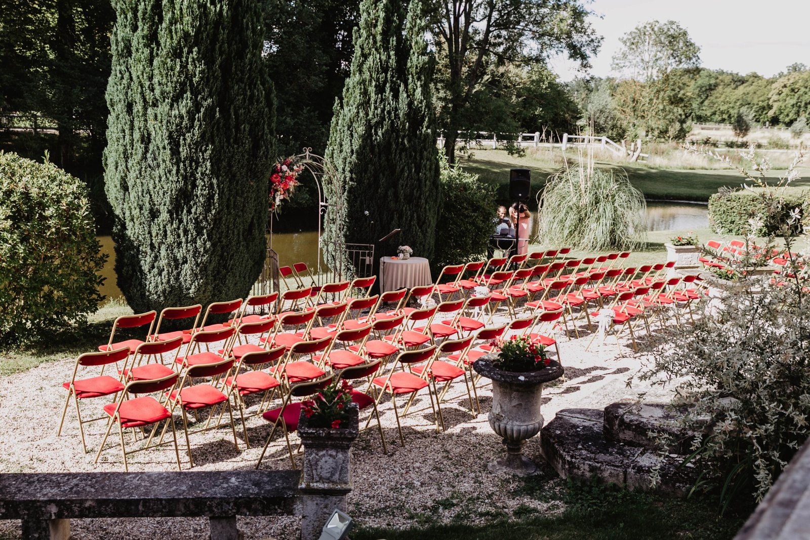 L’installation de la cérémonie extérieure au Château de Pontarmé