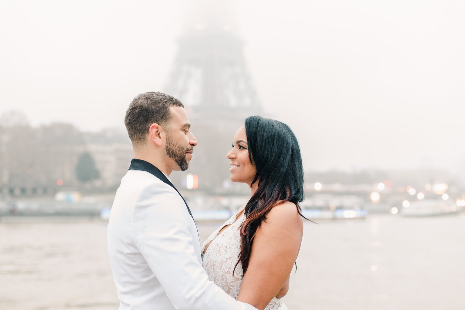 Brittney et Jontue face à la Tour Eiffel