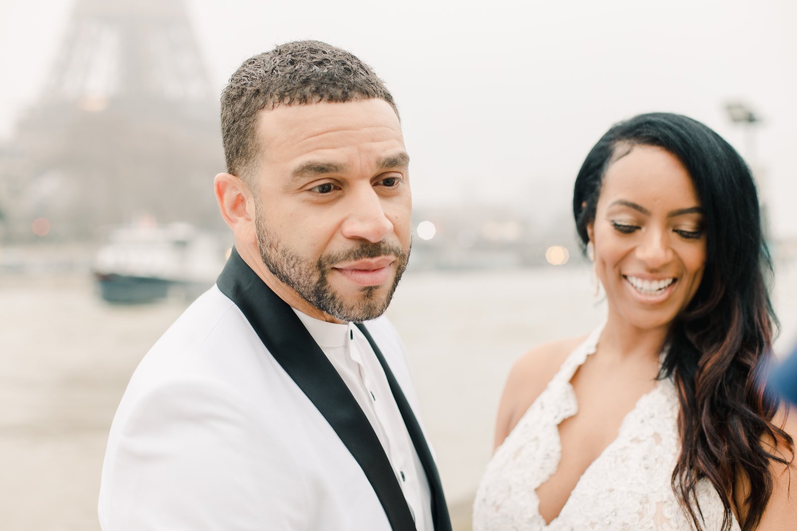 Brittney et Jontue sourient pendant leur cérémonie