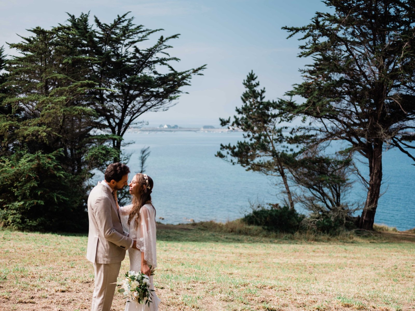 Cindy et Julien face à la mer, photographiés par Émilie Bures
