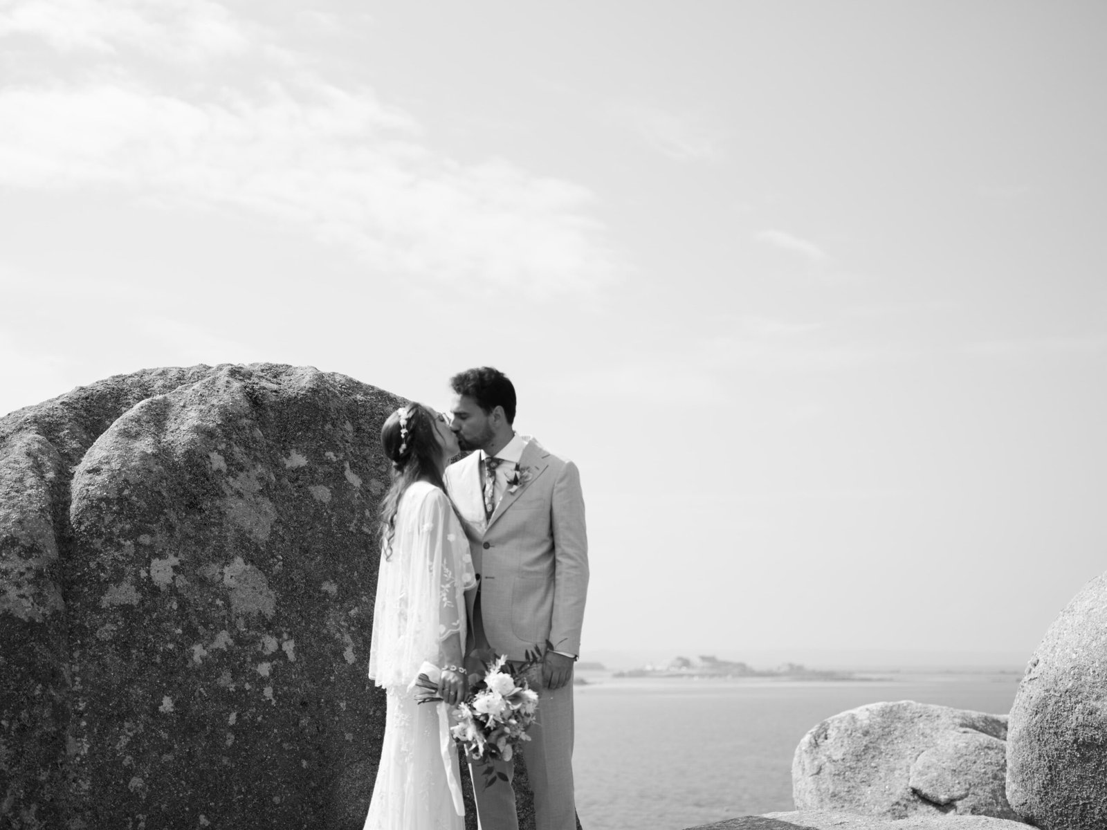 Portrait en noir et blanc de Cindy et Julien au bord de mer, par Émilie Bures