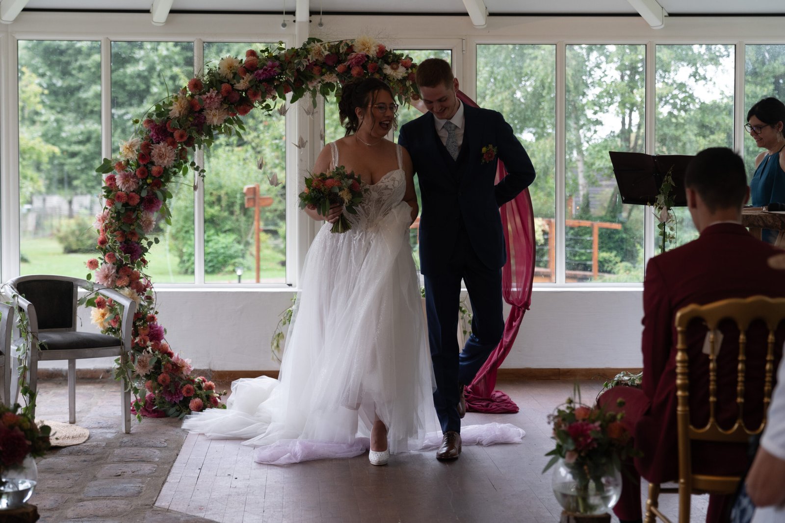 Laura et Antoine franchissent le voile lumineux à la fin de leur cérémonie
